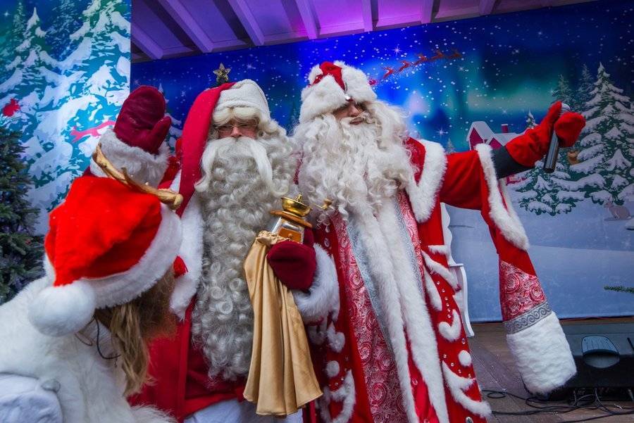 Москва онлайн: межнациональный фестиваль Дедов Морозов на ВДНХ