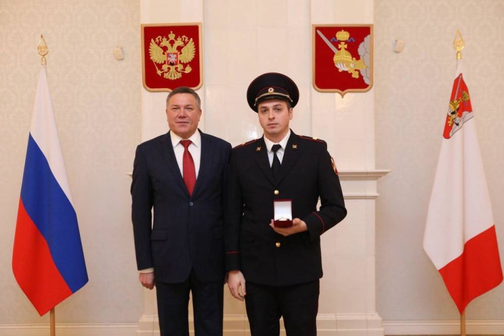 Олег Кувшинников наградил вологжан за спасение людей в чрезвычайных ситуациях