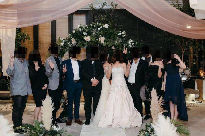 Мать невесты застала гостей врасплох, когда пришла на свадьбу в белом платье