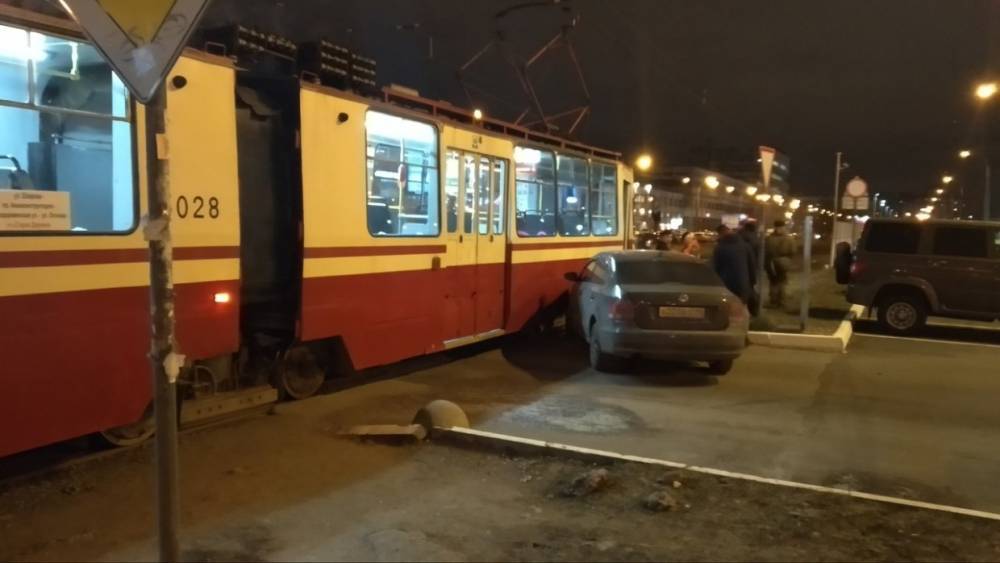 Volkswagen въехал в трамвай и парализовал движение транспорта в Приморском районе