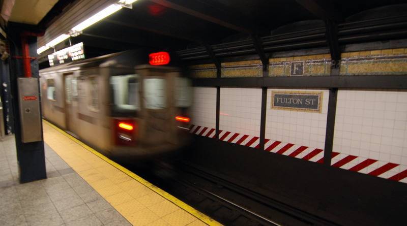2-летнего ребенка зажало между вагоном метро и платформой: мальчик погиб