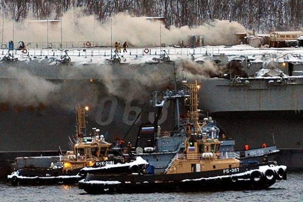 Число пострадавших при пожаре на крейсере «Адмирал Кузнецов» увеличилось до 12