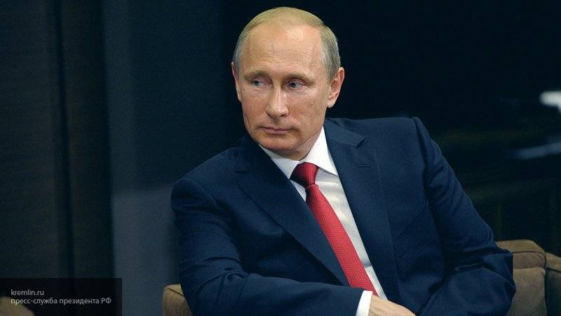 Понимание Конституции влияет на качество принимаемых законов в России, заявил Путин