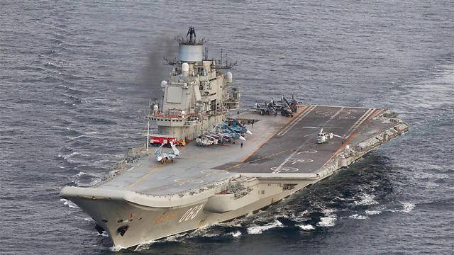 В Мурманске горит единственный авианосец ВМФ России: 12 пострадавших