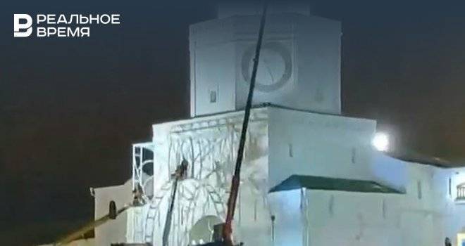 В Казани начали украшать Спасскую башню в Кремле к Новому году