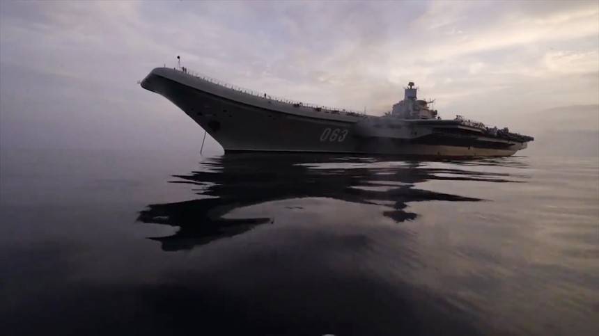 Видео: пожар на крейсере «Адмирал Кузнецов» удалось локализовать