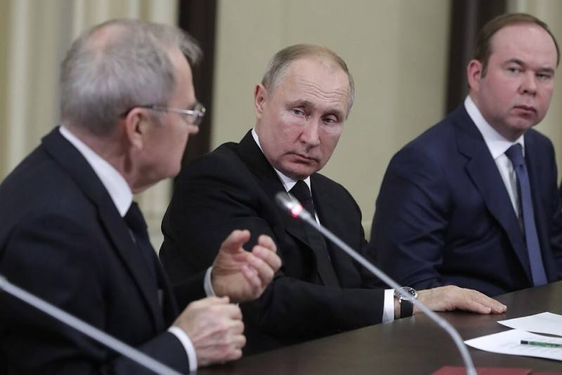 Путин попросил Конституционный суд разобраться с цифровым будущим
