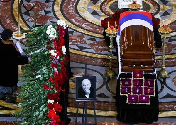 Путин поручил столичным властям подготовить предложения по увековечиванию памяти Лужкова