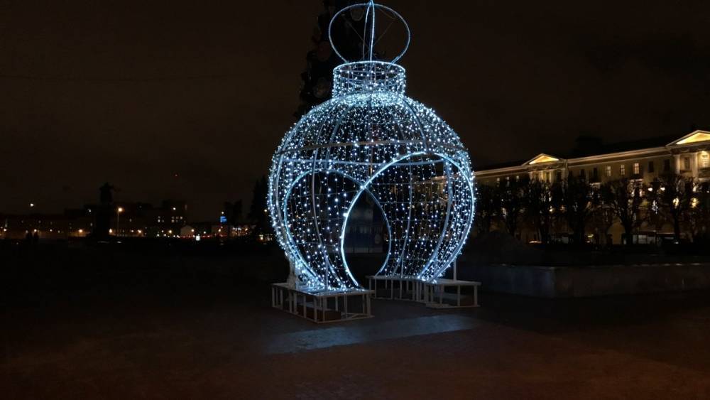 Новогодняя ель зажглась на площади Ленина