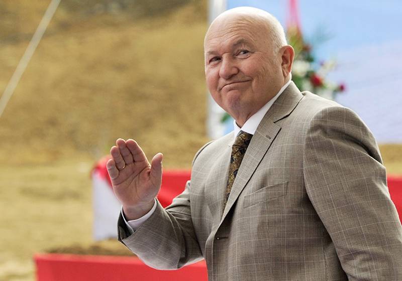 Путин предложил увековечить память Лужкова