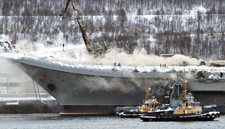 Число пострадавших при пожаре на «Адмирале Кузнецове» достигло 12