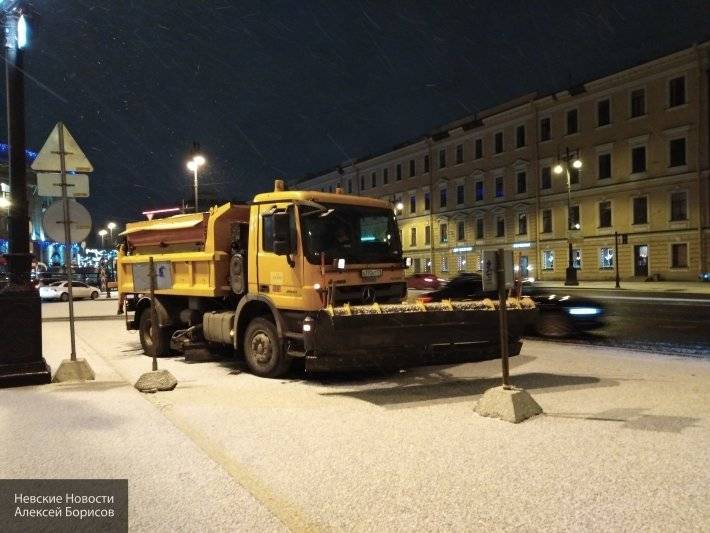 Снегоуборочная техника Петербурга выехала на улицы города очищать заснеженные дороги