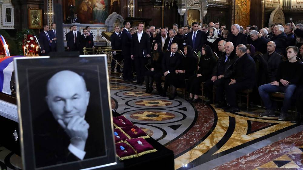 Путин поручил увековечить память о Лужкове