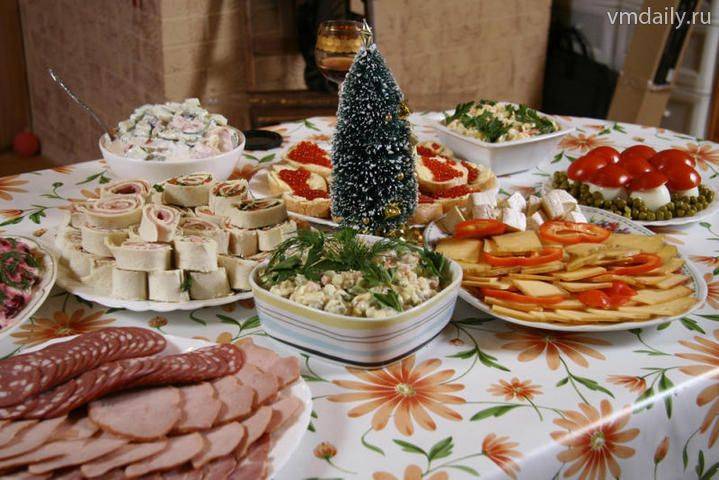 Диетологи рассказали, какие блюда и напитки должны быть на новогоднем столе