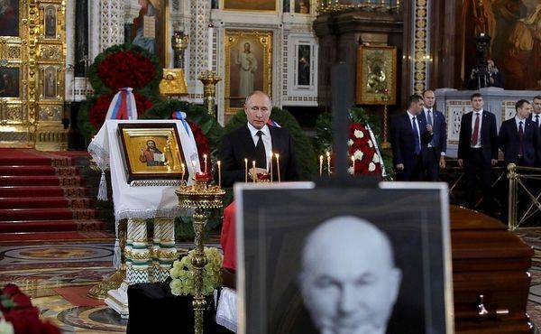 Путин предложил увековечить память об Юрии Лужкове