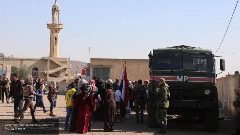 Российские военные впервые доставили гуманитарную помощь в сирийскую деревню Кармала