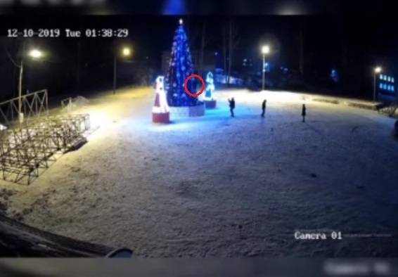 В Кузбассе хулиганы залезли на главную городскую ёлку и сняли это на видео