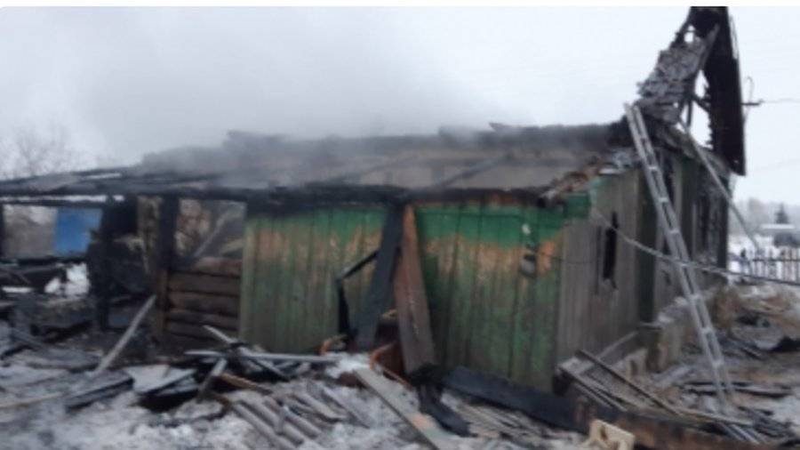 Четверо детей и двое взрослых погибли при пожаре в частном доме в Алтайском крае
