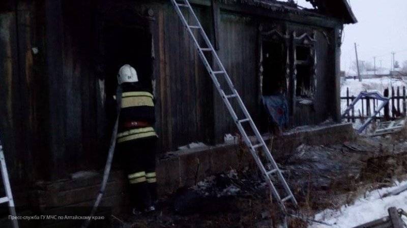 Двое взрослых и четверо детей погибли на пожаре в частном доме в Алтайском крае
