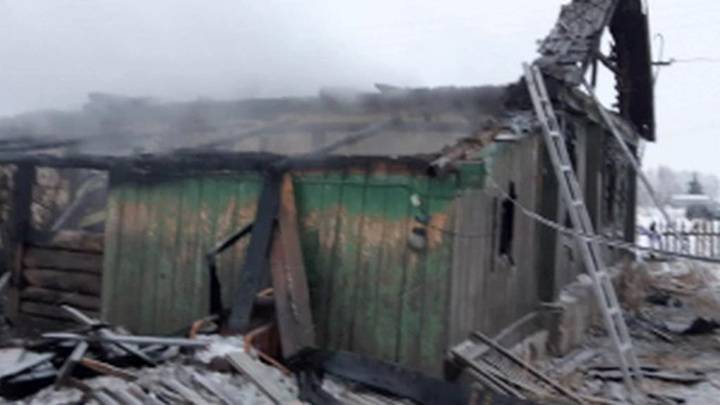 Пожар в частном доме в Алтайском крае унес жизни шести человек