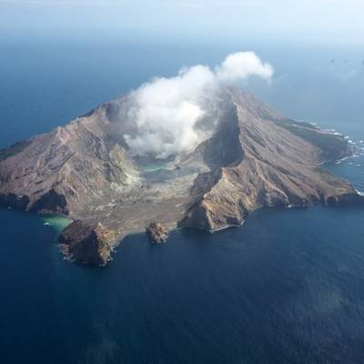 Обнаружены тела шести жертв извержения вулкана на острове Уайт-Айленд