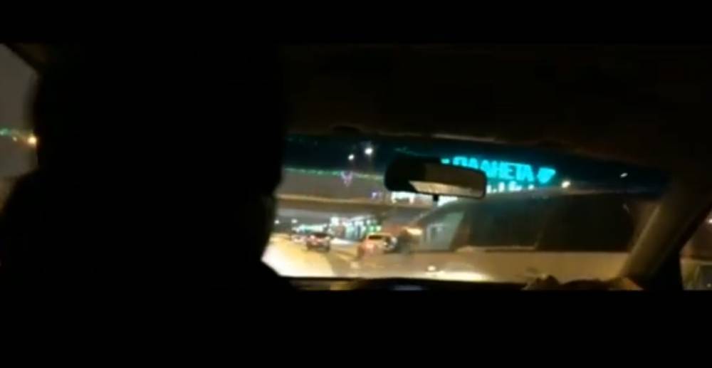 Момент ДТП рядом с крупным ТЦ в Кузбассе сняли на видео