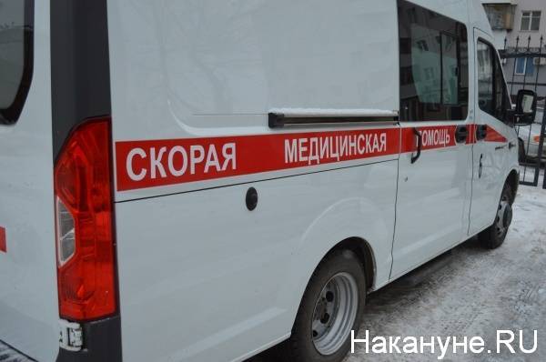 В Сургуте "скорая помощь" увязла в снегу: толкать автомобиль пришлось фельдшеру