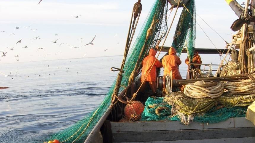 Рыболовецкий траулер с 10 иностранцами на борту задержан на Сахалине
