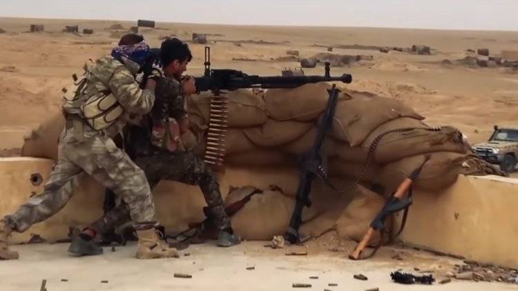 Два курдских боевика подорвались на мине террористов ИГ* в Ракке