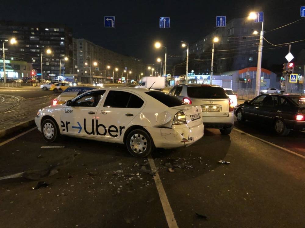 В Калининграде «Гелик» снес три такси перед светофором