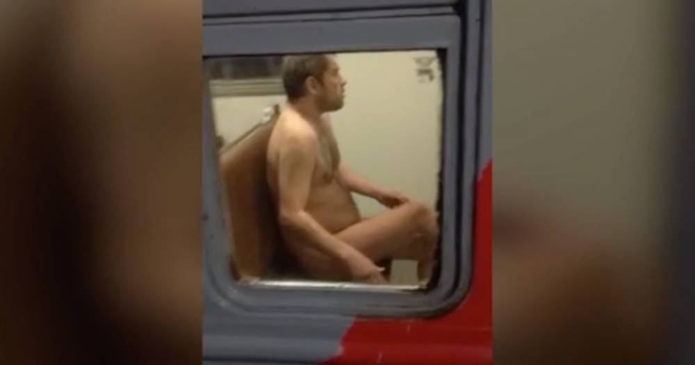 Сидящий в одиночестве голый пассажир подмосковной электрички попал на видео