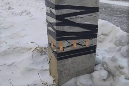 Россияне склеили изолентой и лейкопластырем треснутый бетонный столб