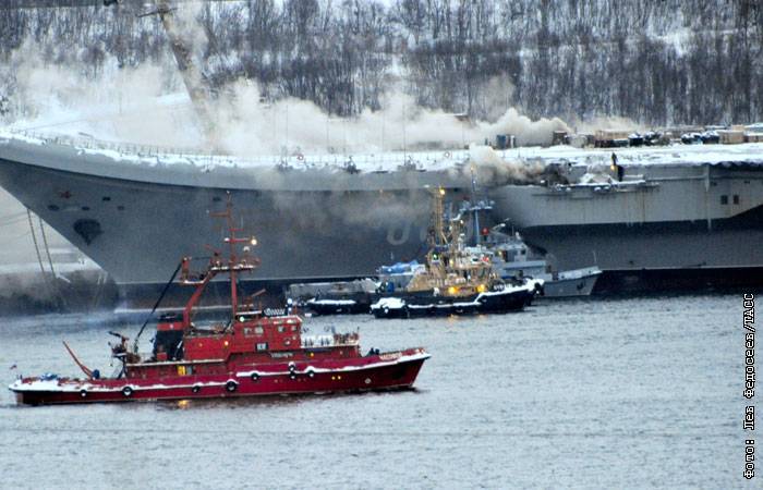 Число пострадавших при пожаре на "Адмирале Кузнецов" возросло до 14 человек