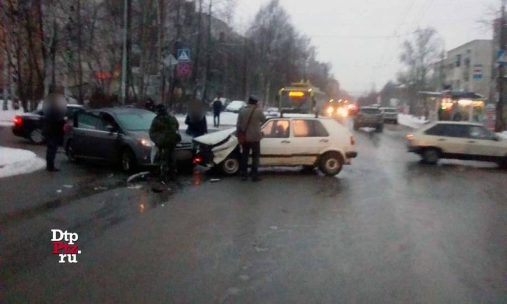 Лобовое столкновение двух легковушек в Петрозаводске попало на видео