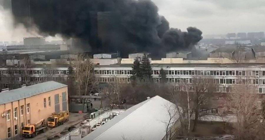Внутри горящего на Варшавском шоссе склада произошли обрушения