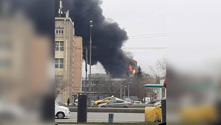 Готовятся пожарные вертолеты: в Москве на Варшавском шоссе горит склад
