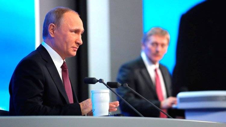 Зеленскому лучше жать руку Путину, не поднимая вопрос о Крыме, заявил Песков