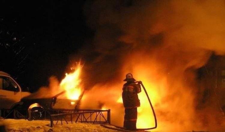 Складское помещение горит на Варшавском шоссе в Москве