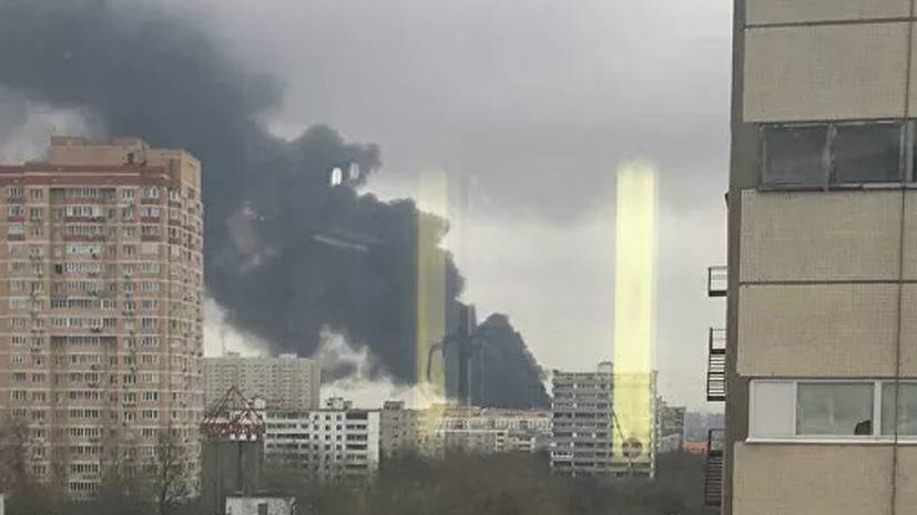 Источник сообщил о взрывах на горящем складе на юге Москвы