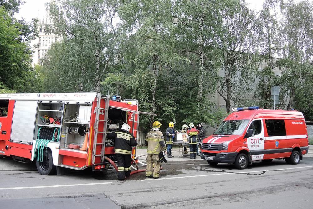 Крупный пожар произошел на складе с тканями в Москве: обрушилась кровля