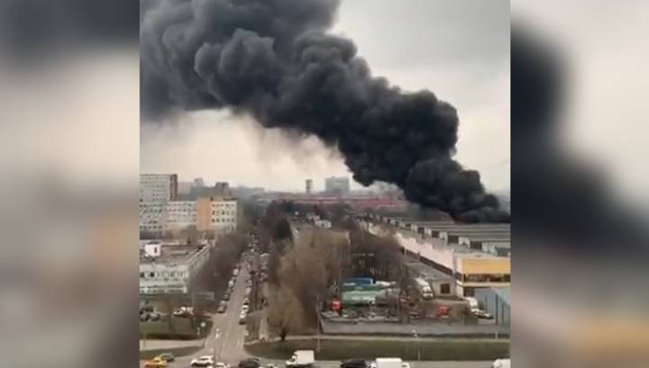 На горящем складе в Москве начали взрываться газовые баллоны