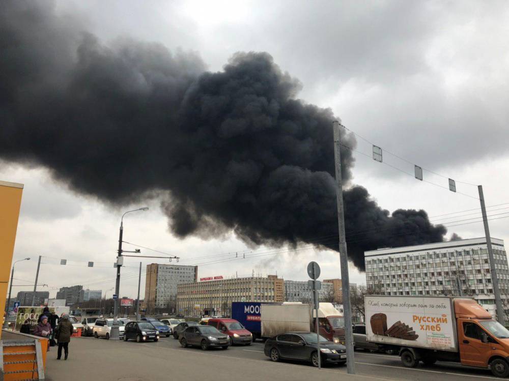 Пожарный пострадал при тушении склада с тканями на юге Москвы