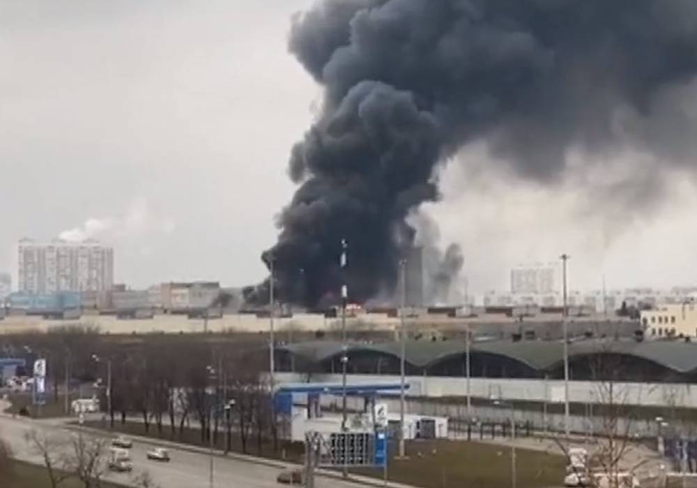 Кровля горящего склада на Варшавском шоссе обрушилась