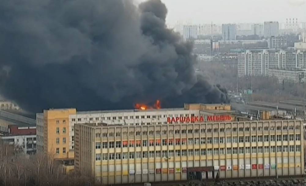 Пожарный вертолет вылетел к горящему складу на Варшавском шоссе