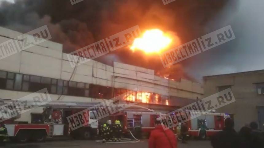Видео: момент мощного взрыва при тушении пожара на складе в Москве