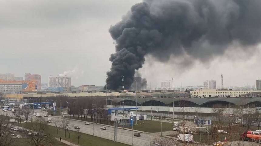 Шесть спасателей не выходят на связь при тушении пожара на складе в Москве