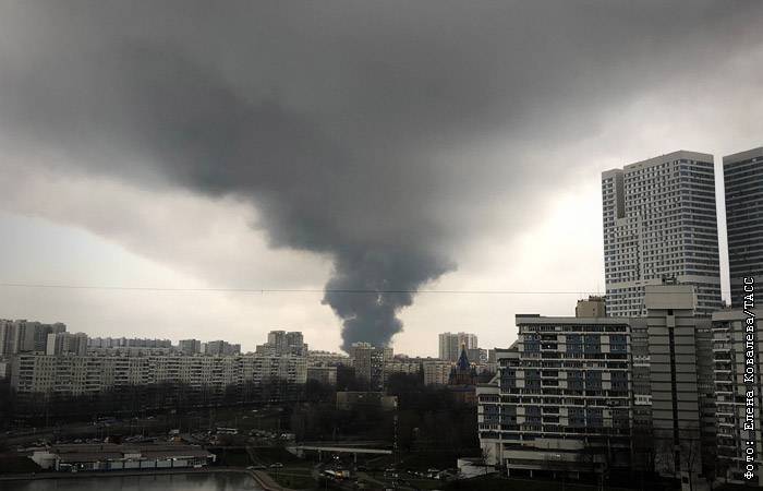 Пожар на складе на юге Москвы охватил 3 тыс. кв.м, рухнули перекрытия