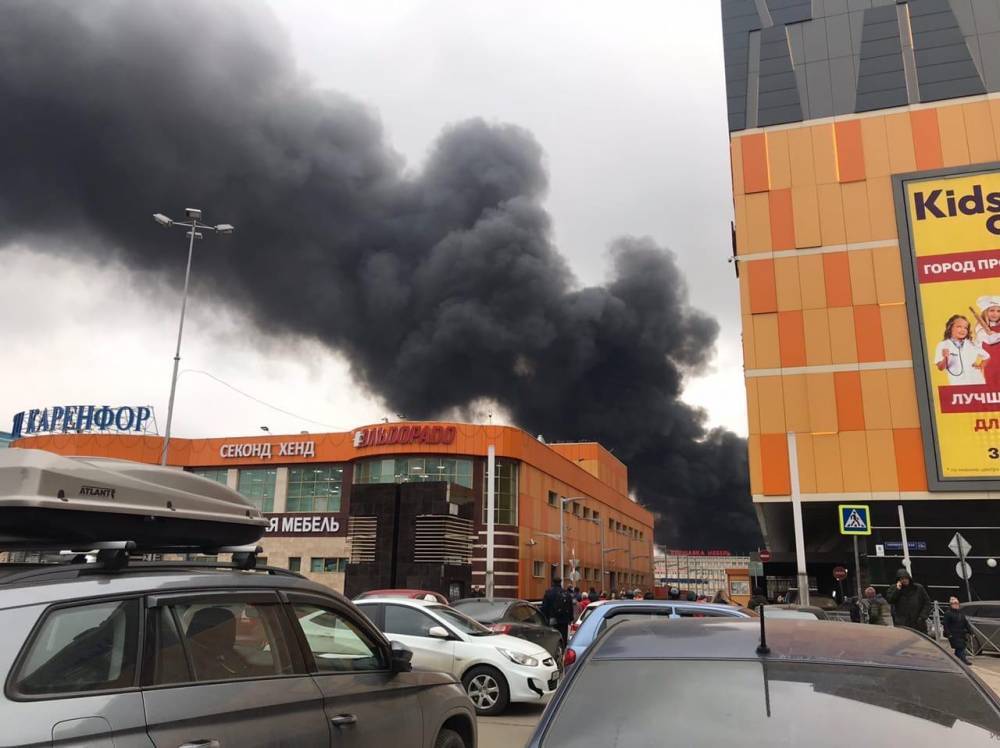 СМИ сообщили о взрывах в здании горящего склада на Варшавском шоссе