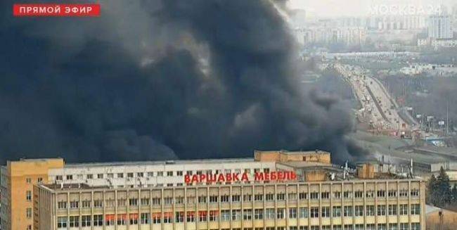 В Москве горит склад на Варшавском шоссе, внутри слышны взрывы