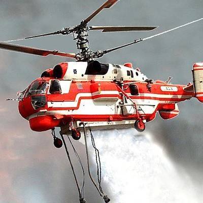 К тушению крупного пожара на юге Москвы привлечены два вертолета МЧС